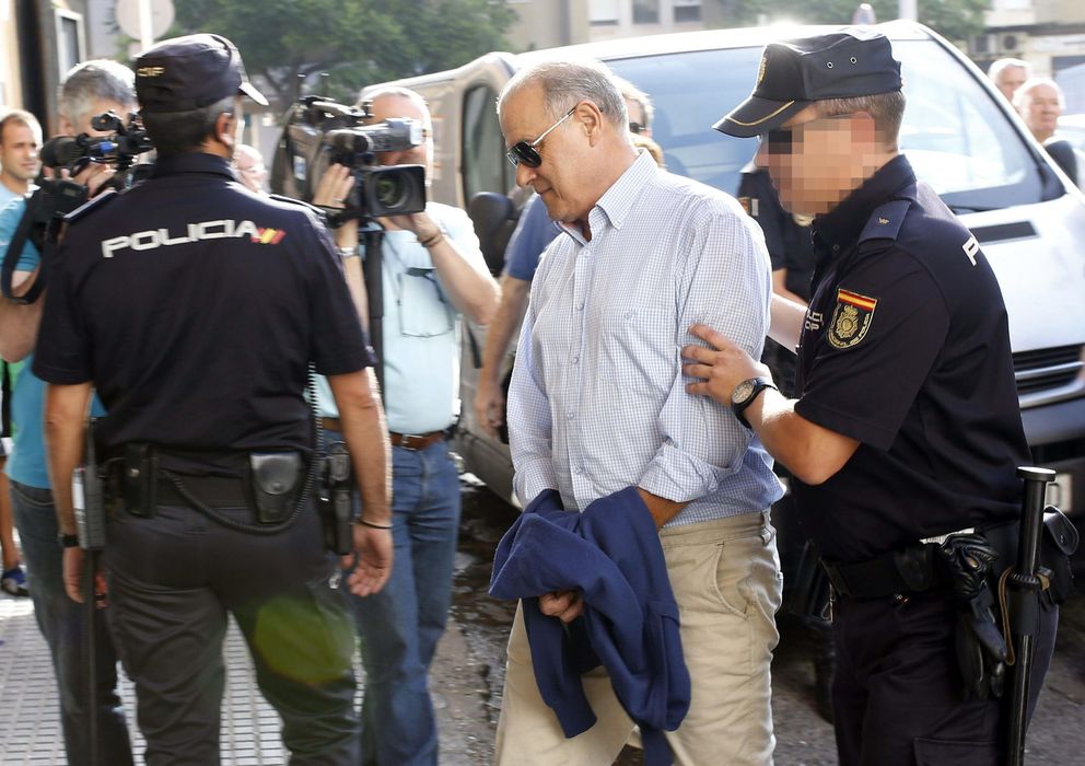 Foto: El exconsejero Ojeda llega esposado a los juzgados de Cádiz. (EFE)