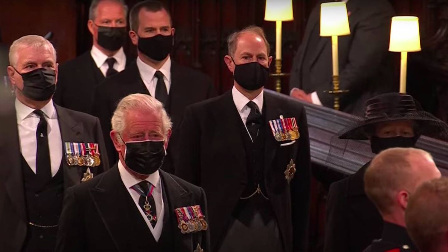 El príncipe Carlos, encabezando la comitiva fúnebre. (YouTube Casa Real)