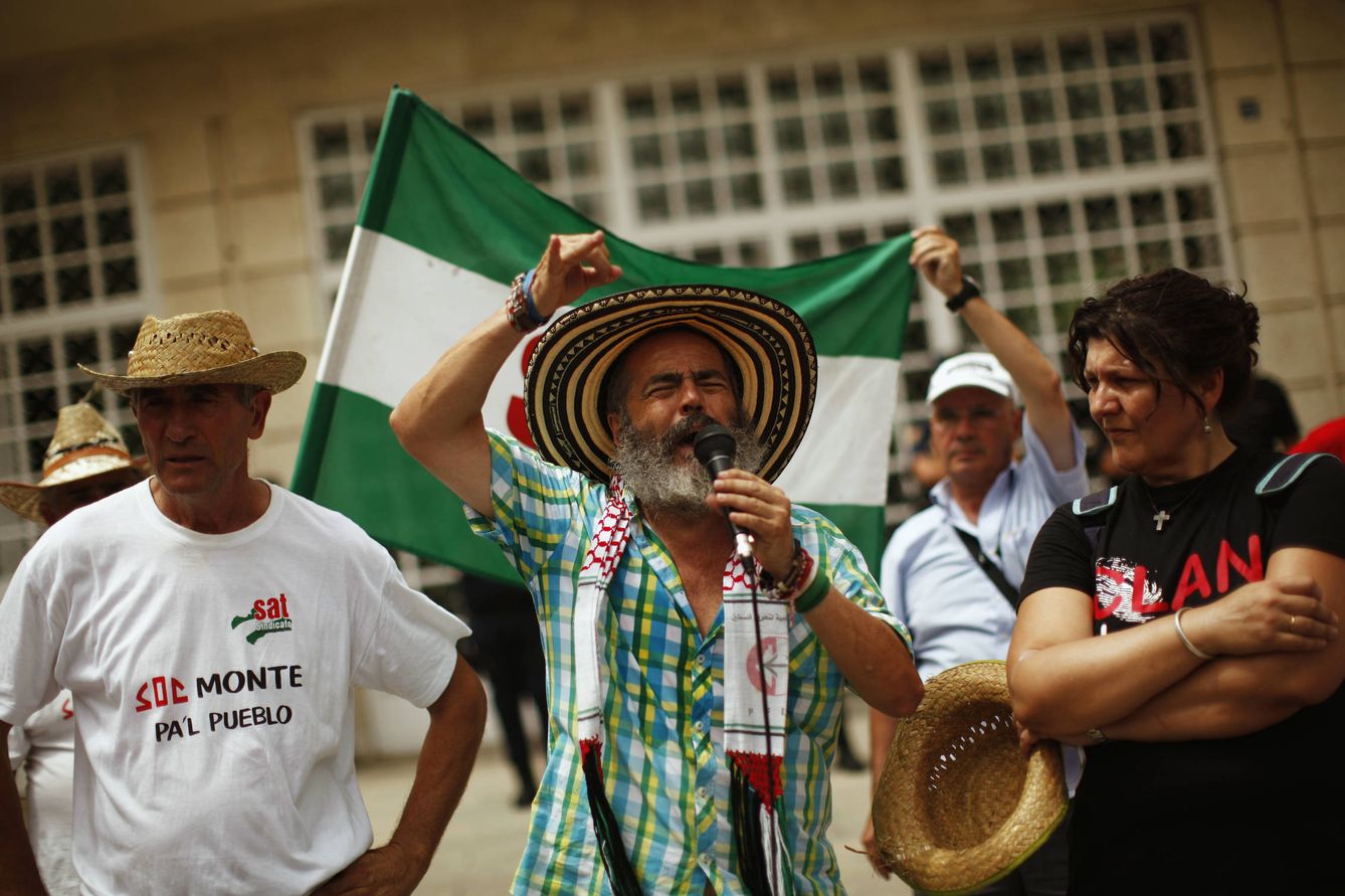 Juan Manuel Sánchez Gordillo, junto a Diego Cañamero, en una protesta del SAT. (Reuters)