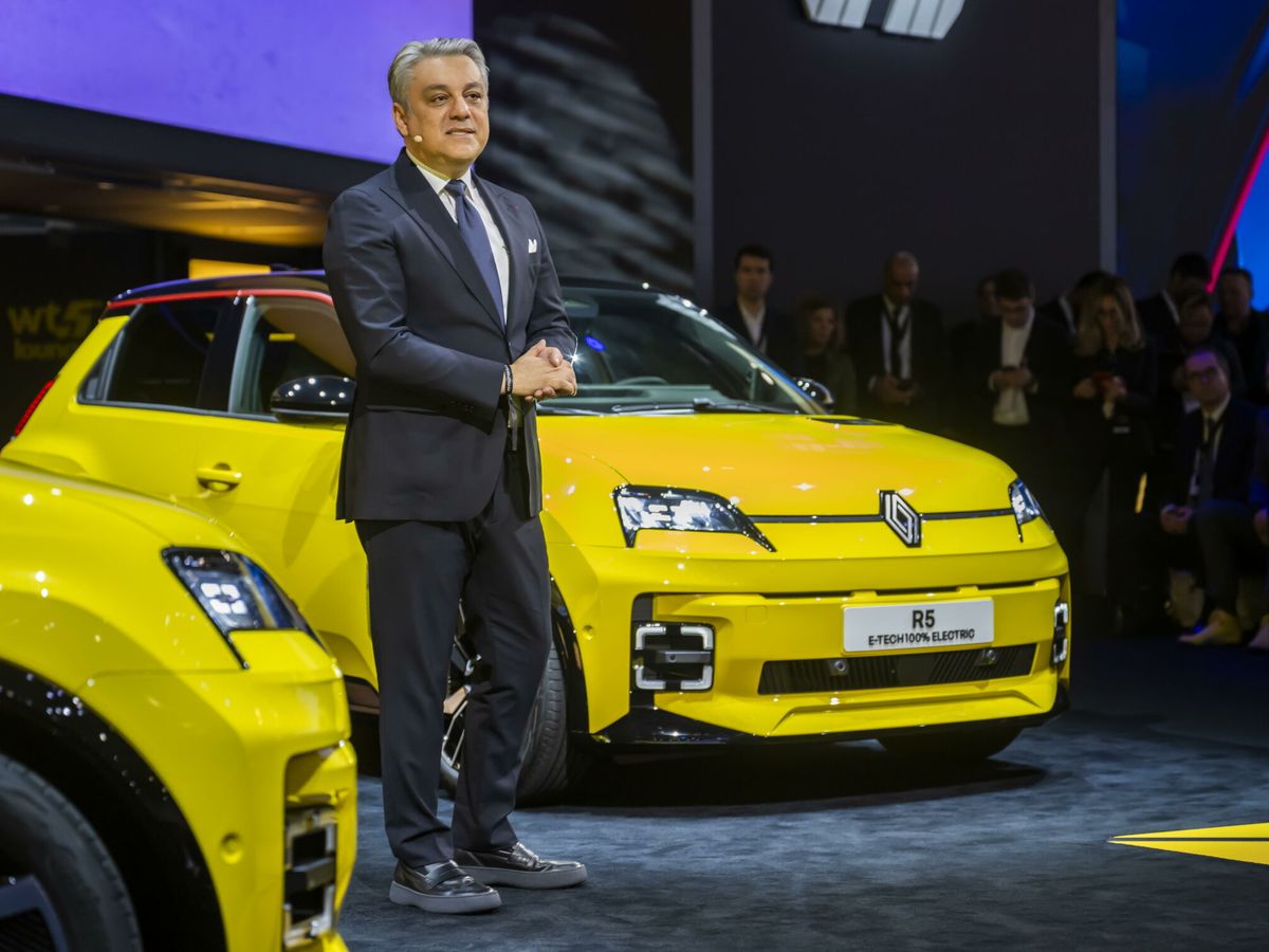 Foto: El presidente de Renault Group, Luca de Meo, junto al R5. (EFE EPA Martial Trezzini)