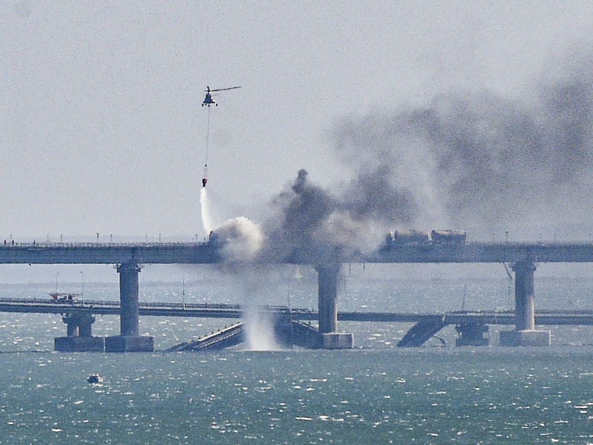 Foto: Explosión en el puente de Crimea el pasado 8 de octubre. (EFE/Stringer)