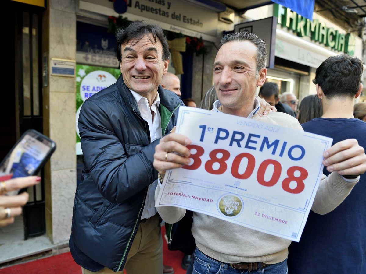 Foto: Agraciados de una administración celebran que han vendido parte del número 88.008. (Europa Press/Juan de Dios)