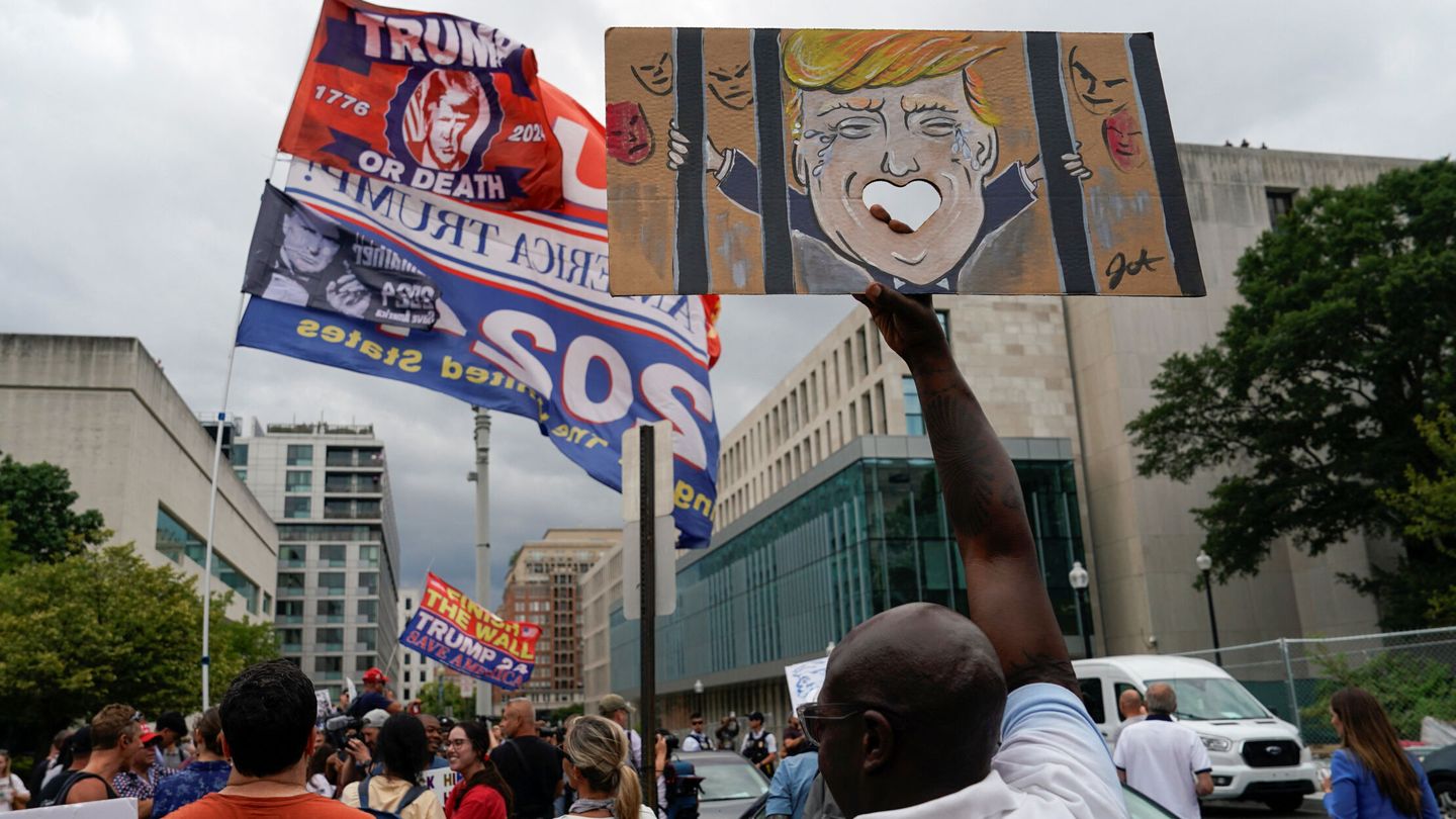 Manifestantes y contramanifestantes se reúnen ante el expresidente estadounidense Donald Trump. (Reuters/Joshua Roberts)