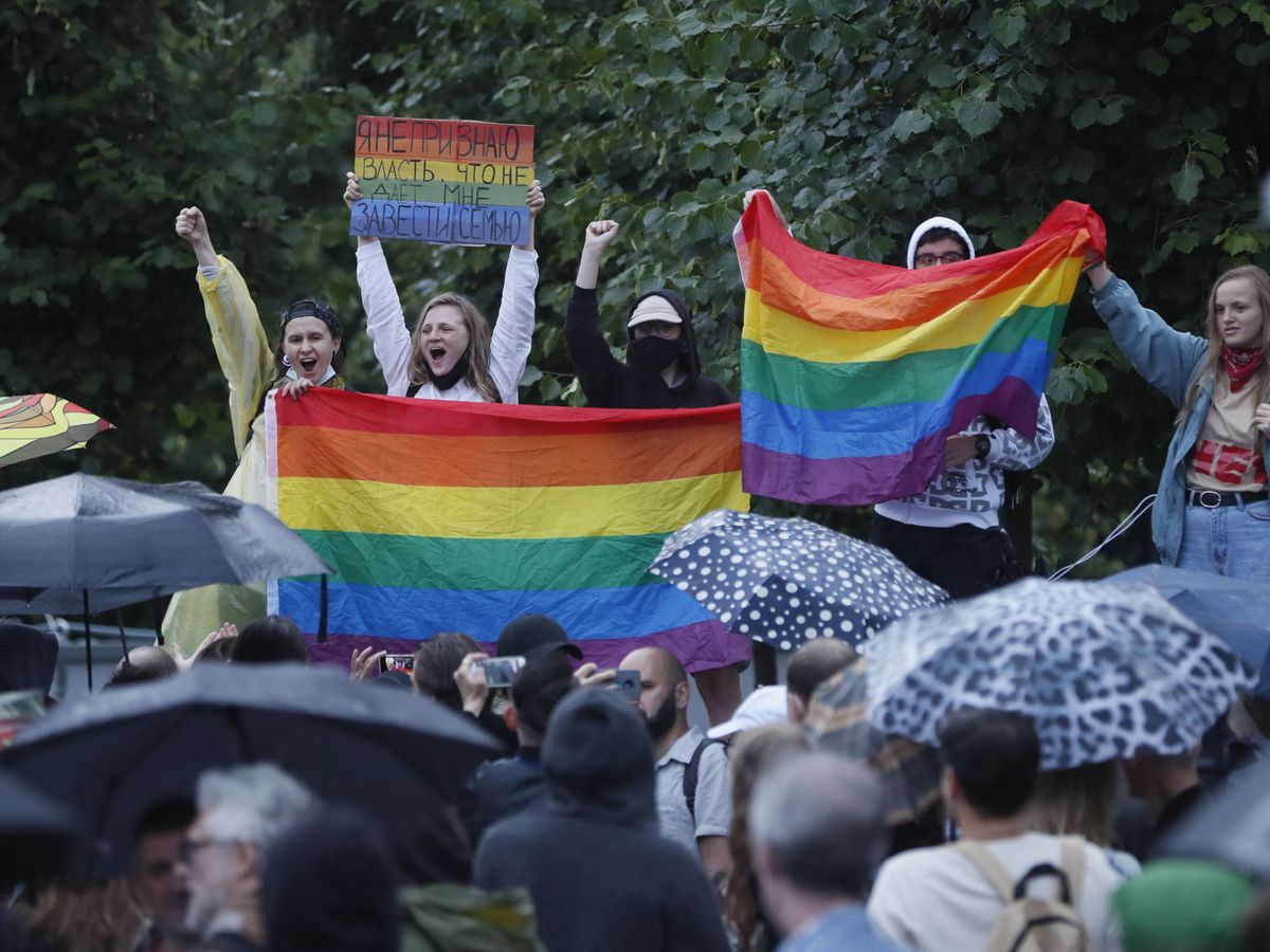 Foto: Manifestantes contra Putin muestran banderas LGTBI en Moscú. (EFE)