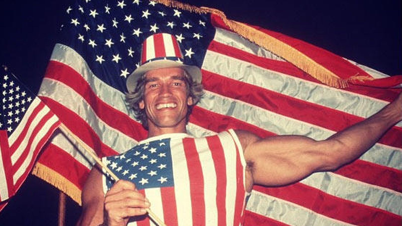 Foto: Arnold Schwarzenegger con varias banderas de Estados Unidos.