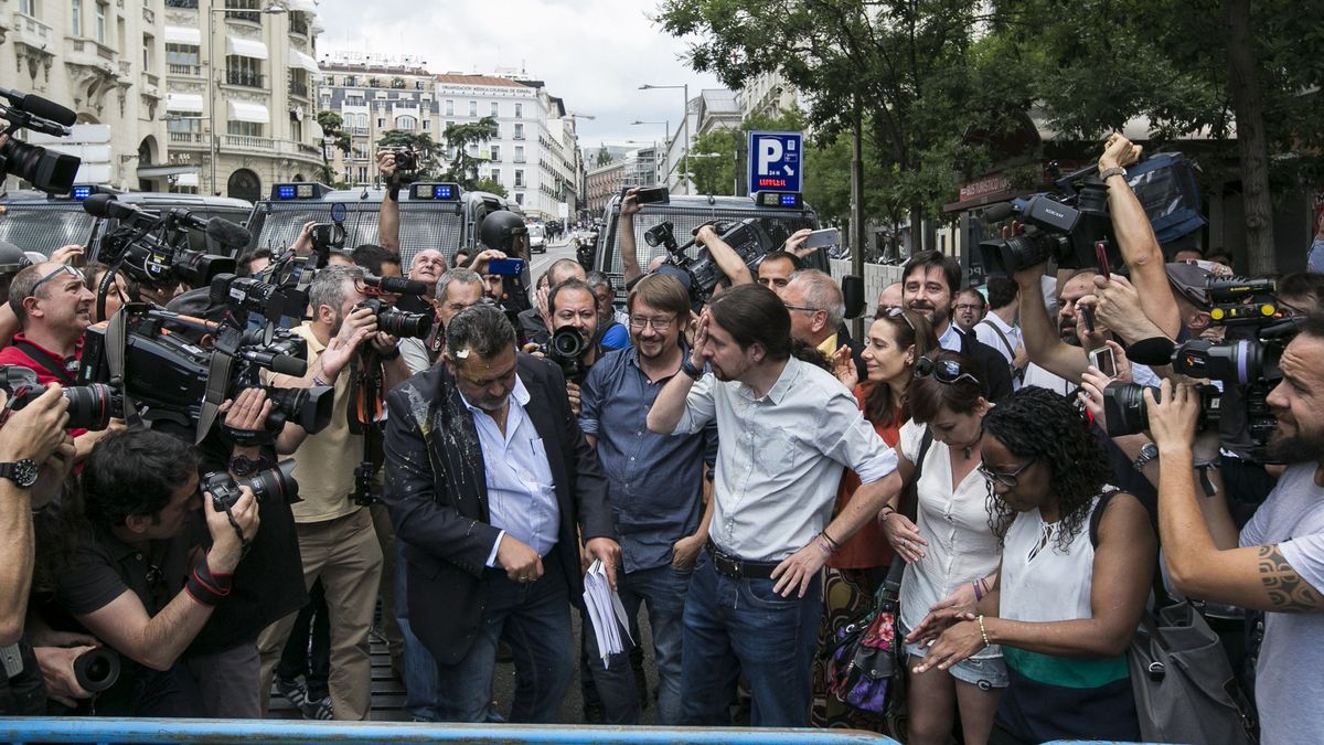 Tiran un huevo a Pablo Iglesias mientras saluda en la huelga de taxistas