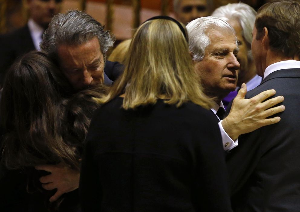 Foto: Alfonso Díez se abraza con Tana, la nieta de Doña Cayetana, tras el funeral de Sevilla (Gtres)