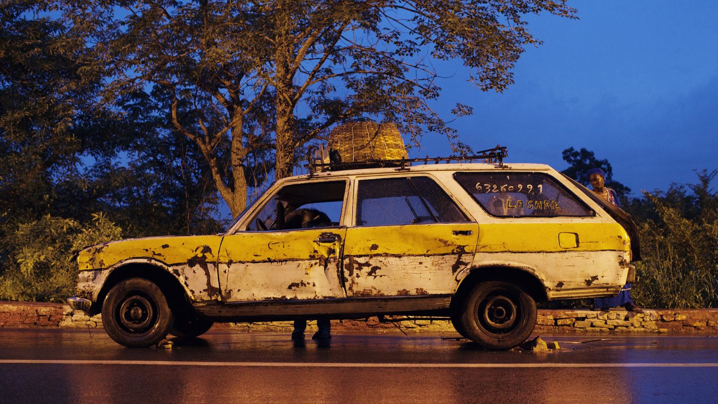 Un conductor busca piezas para reparar su vehículo en Bamako, Mali (Reuters).