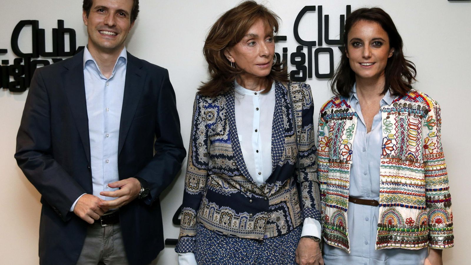 Foto: Pablo Casado, Paloma Segrelles y Andrea Levy en el Club Siglo XXI.
