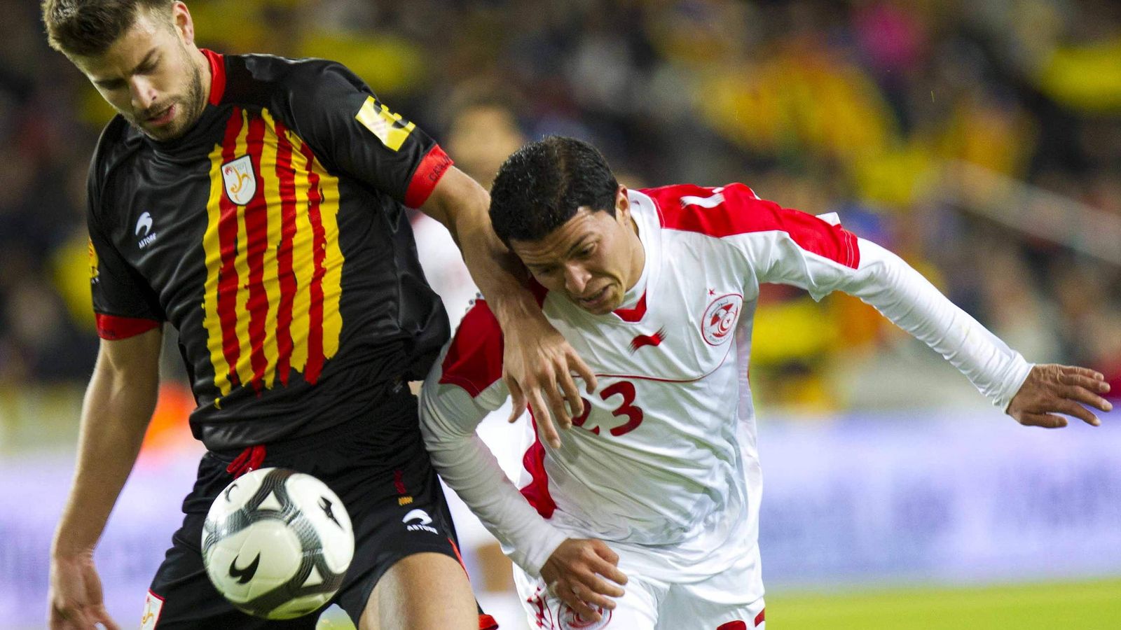 Foto: Piqué sí jugó el Cataluña-Túnez disputado en 2011 el Estadio Olímpico Lluís Companys. (EFE)