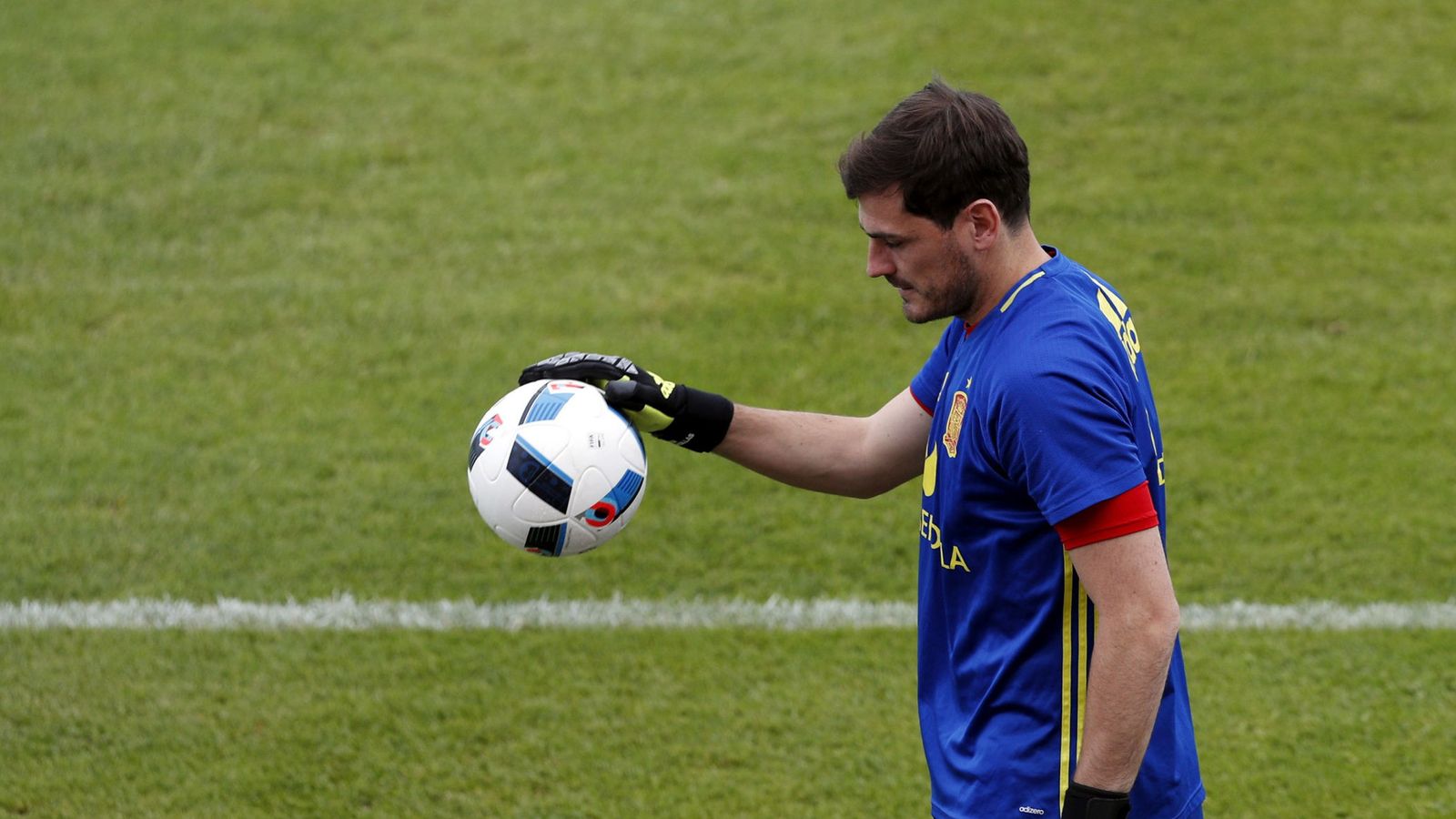 Foto: Casillas, durante un entrenamiento con España en la Isla de Ré. (EFE)