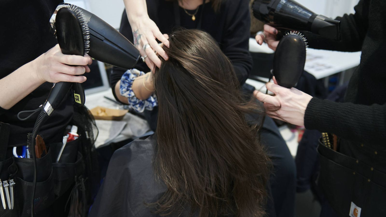 La forma de secar el cabello también influye en su posterior volumen, especialmente en la forma de trabajar la raíz. (Imaxtree)