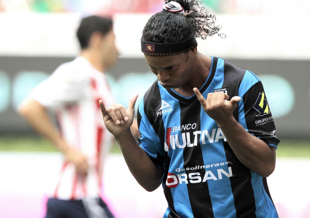 Foto: El brasileño Ronaldinho celebra un gol de Querétaro frente a Chivas.