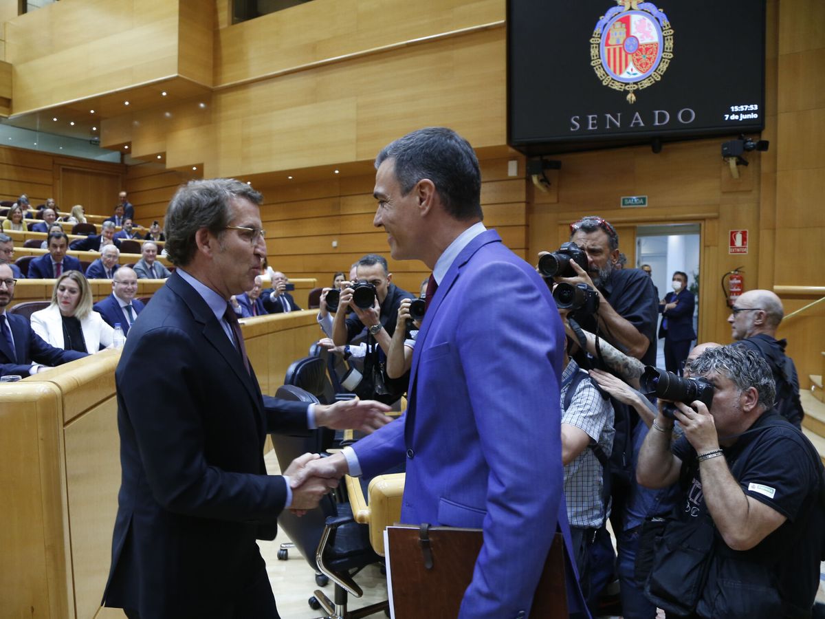 Foto: El presidente del Gobierno, Pedro Sánchez, y el líder del PP, Alberto Nuñez Feijóo. (EFE/Pool/David Corral)