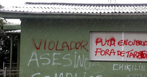 Foto: Pintadas amenazantes en la localidad coruñesa de Taragoña (del municipio de Rianxo) en la fachada en donde vivían el Chicle y su esposa. (EFE)