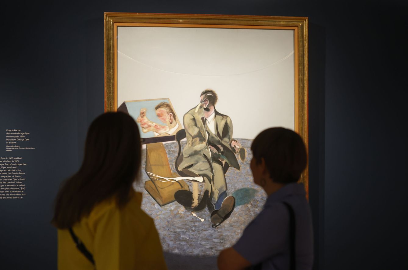 Dos mujeres observan la obra 'Retrato de George Dyer en un espejo' (1968), de Francis Bacon, y parte de la exposición 'Lo oculto'. (EFE)