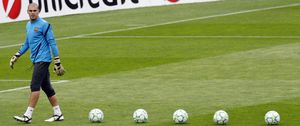 Víctor Valdés confunde a un Barcelona que persigue portero a contrarreloj