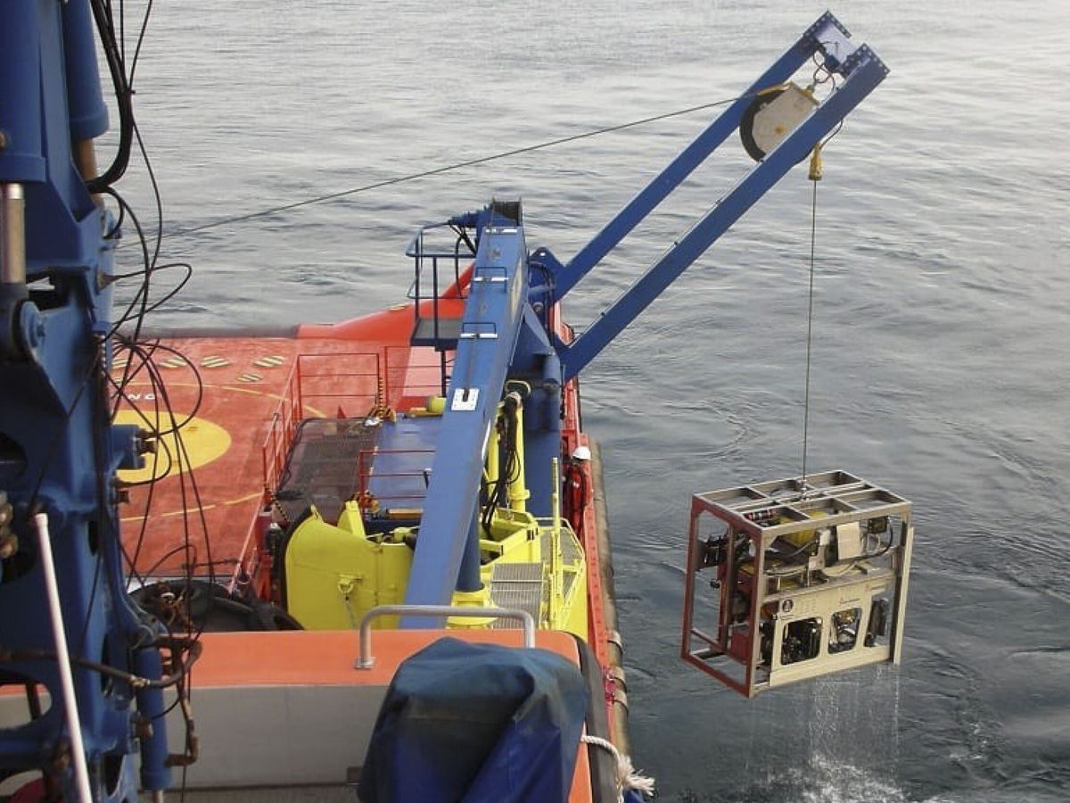 Foto: Así es el robot submarino ROV Comanche que participa en el operativo para acabar con los pellets de Galicia (Salvamento Marítimo)