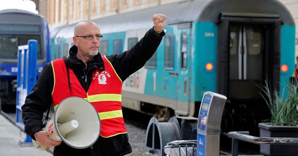 Foto: Un trabajador de ferrocarriles se manifiesta dentro de la estación de Saint-Charles en Marsella, el 4 de abril de 2018. (Reuters)
