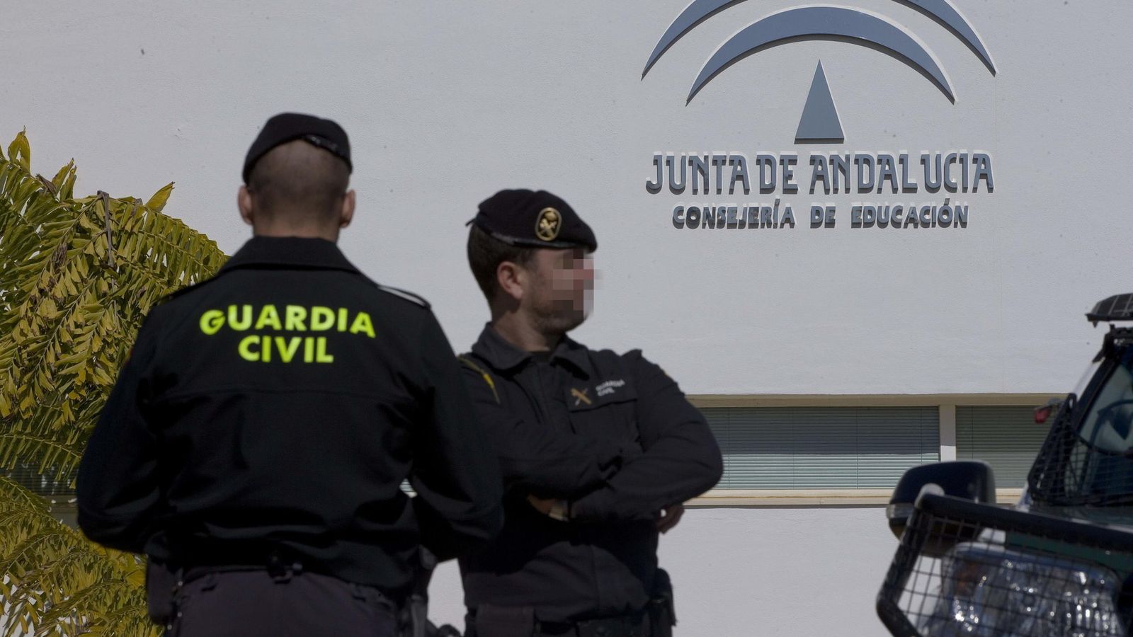 Foto: Una pareja de agentes del cuerpo de la Guardia Civil controlan el acceso al Centro Andaluz de Formación Integral de las Industrias del Ocio. (EFE)