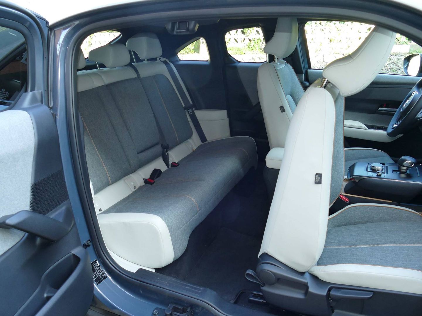El sistema de apertura de las puertas y su acceso al interior son un aspecto rompedor en el MX30.
