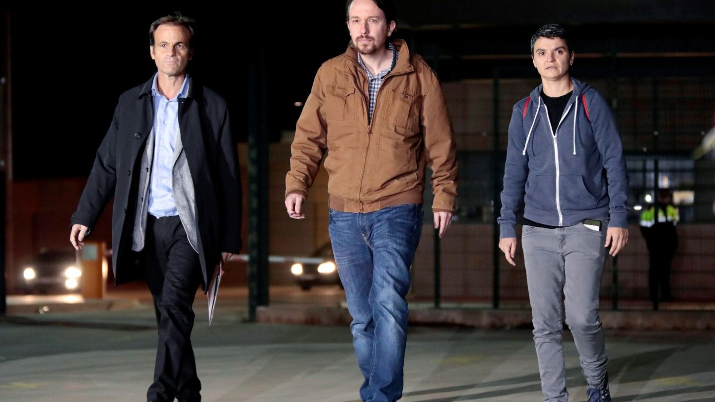 Iglesias junto al líder de los 'comuns' Jaume Asens tras reunirse con Junqueras en prisión. (EFE)