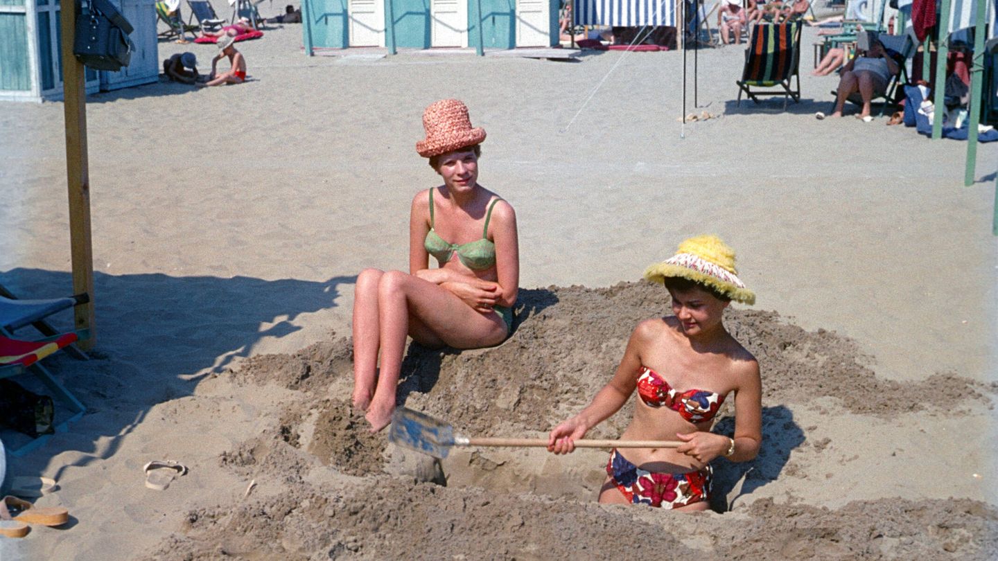 Mujeres en bikini en la playa (iStock)