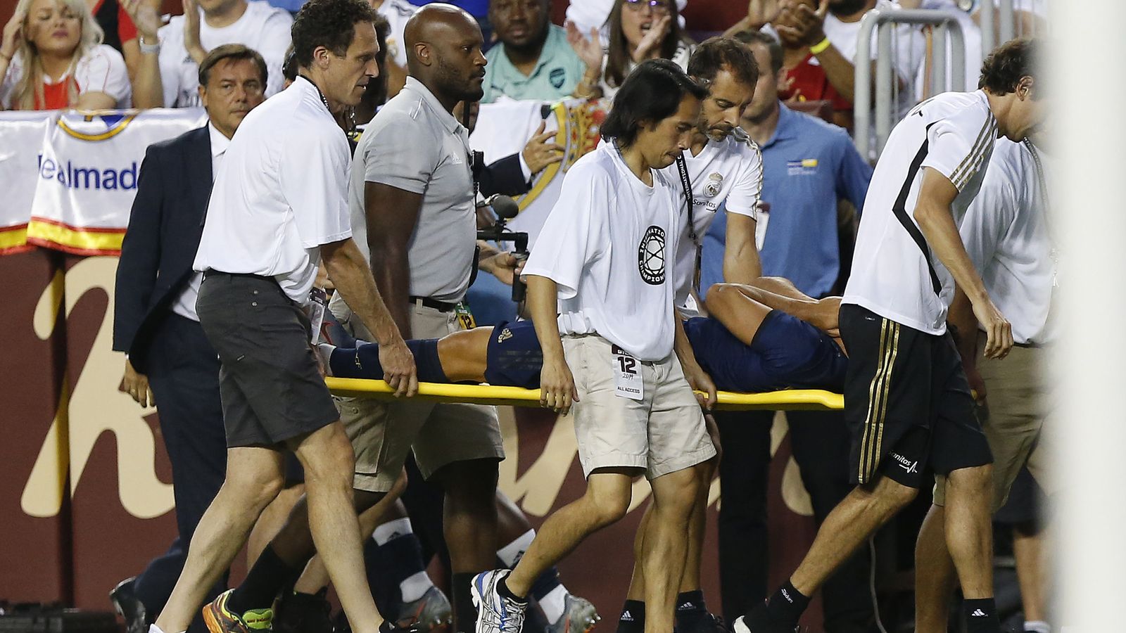 Foto: Marco Asensio, saliendo en camilla tras su grave lesión. (Reuters)