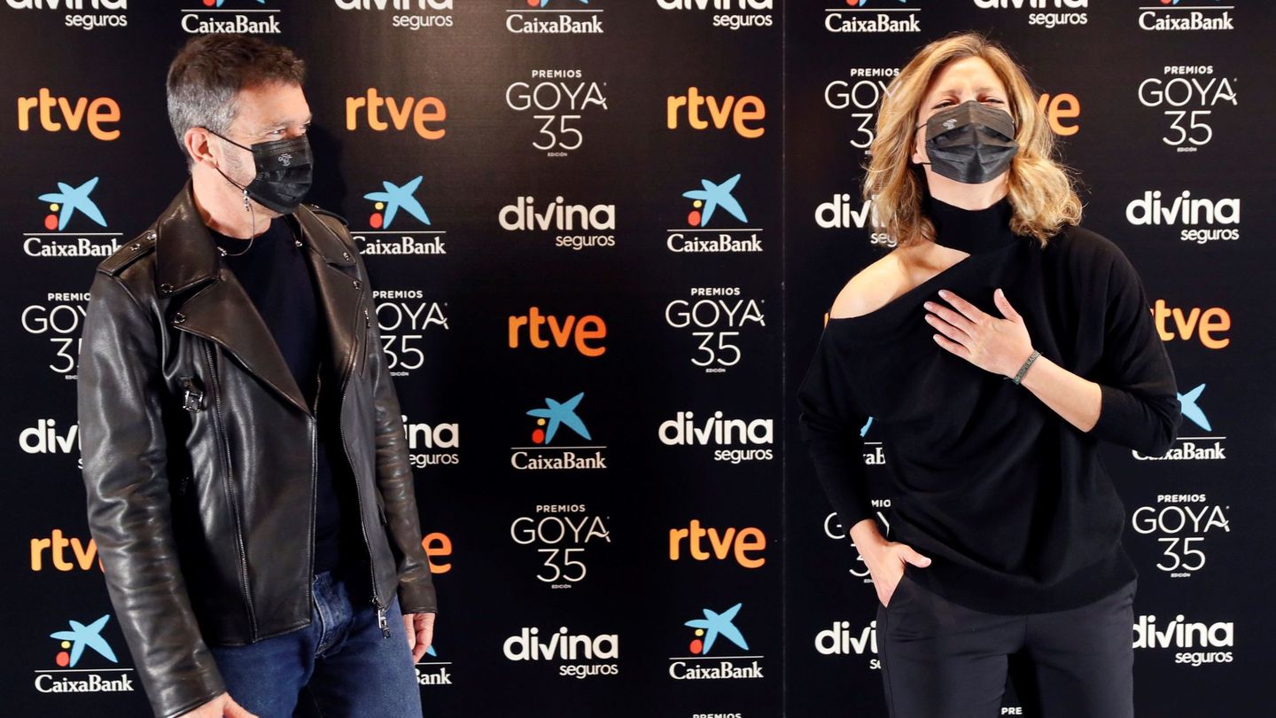 Antonio Banderas y la periodista María Casado en el Teatro Soho de Málaga. (EFE)