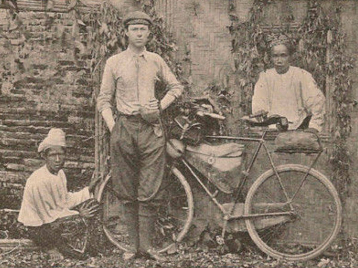 Foto: John Foster Fraser, con su bici en Birmania. (Alamy/The Picture Art Collection)