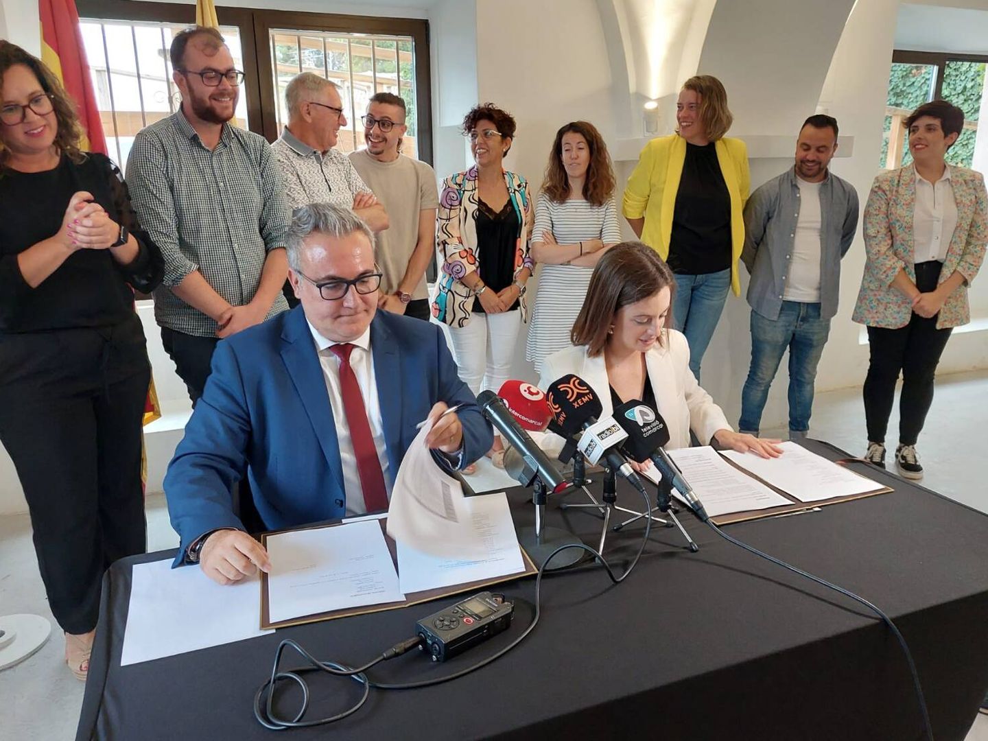 Firma del acuerdo entre el PSOE y Som Ibi, que sucede a veinte años de gobiernos del PP. (Cedida)
