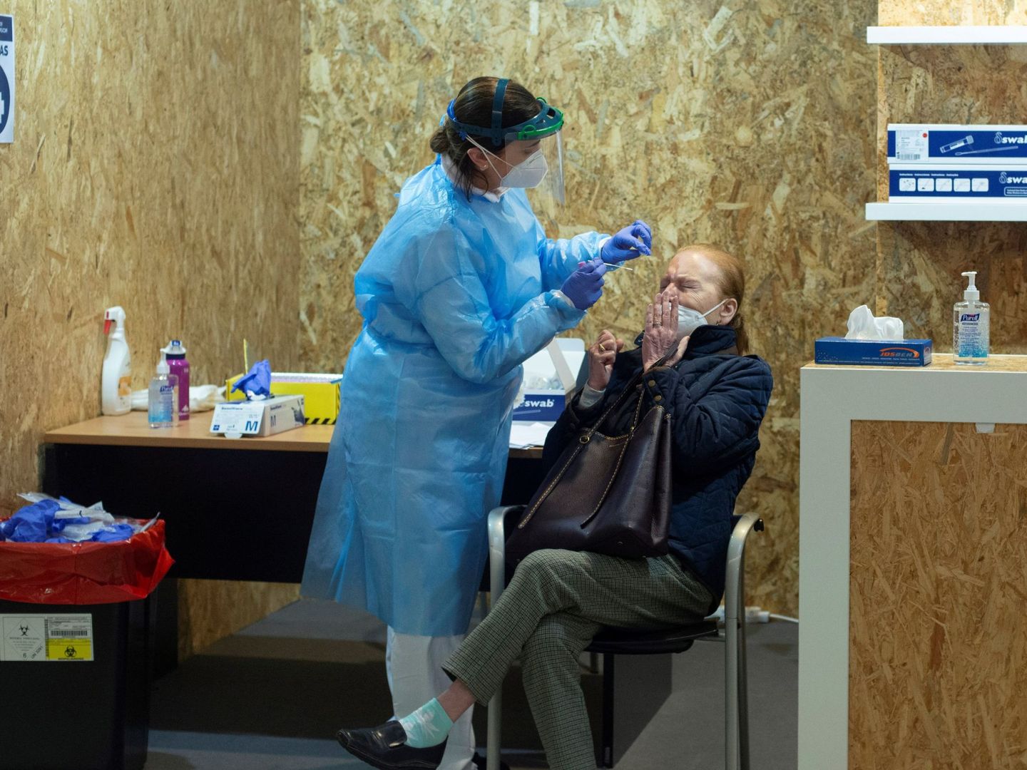 Una doctora realiza una prueba PCR en Galicia. (EFE)