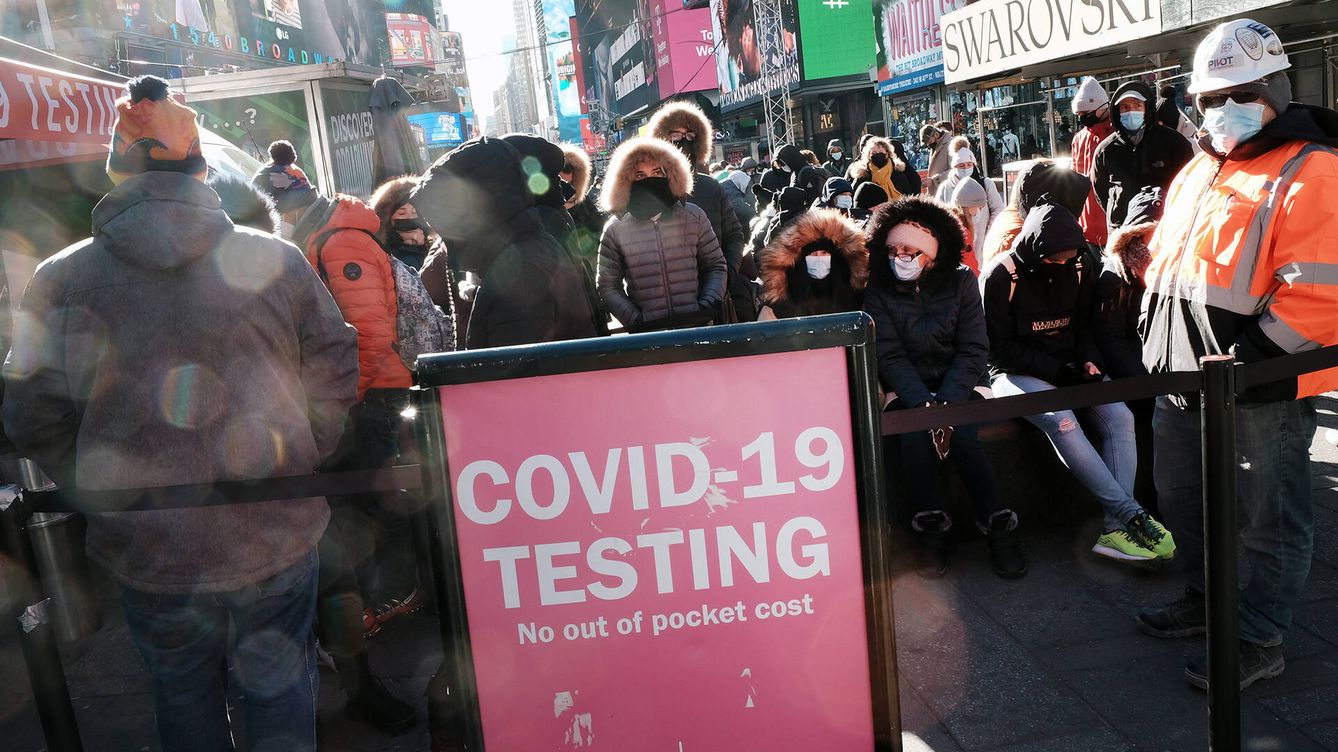 Foto: Cola para conseguir una PCR este lunes en Times Square. (Getty/Spencer Platt)