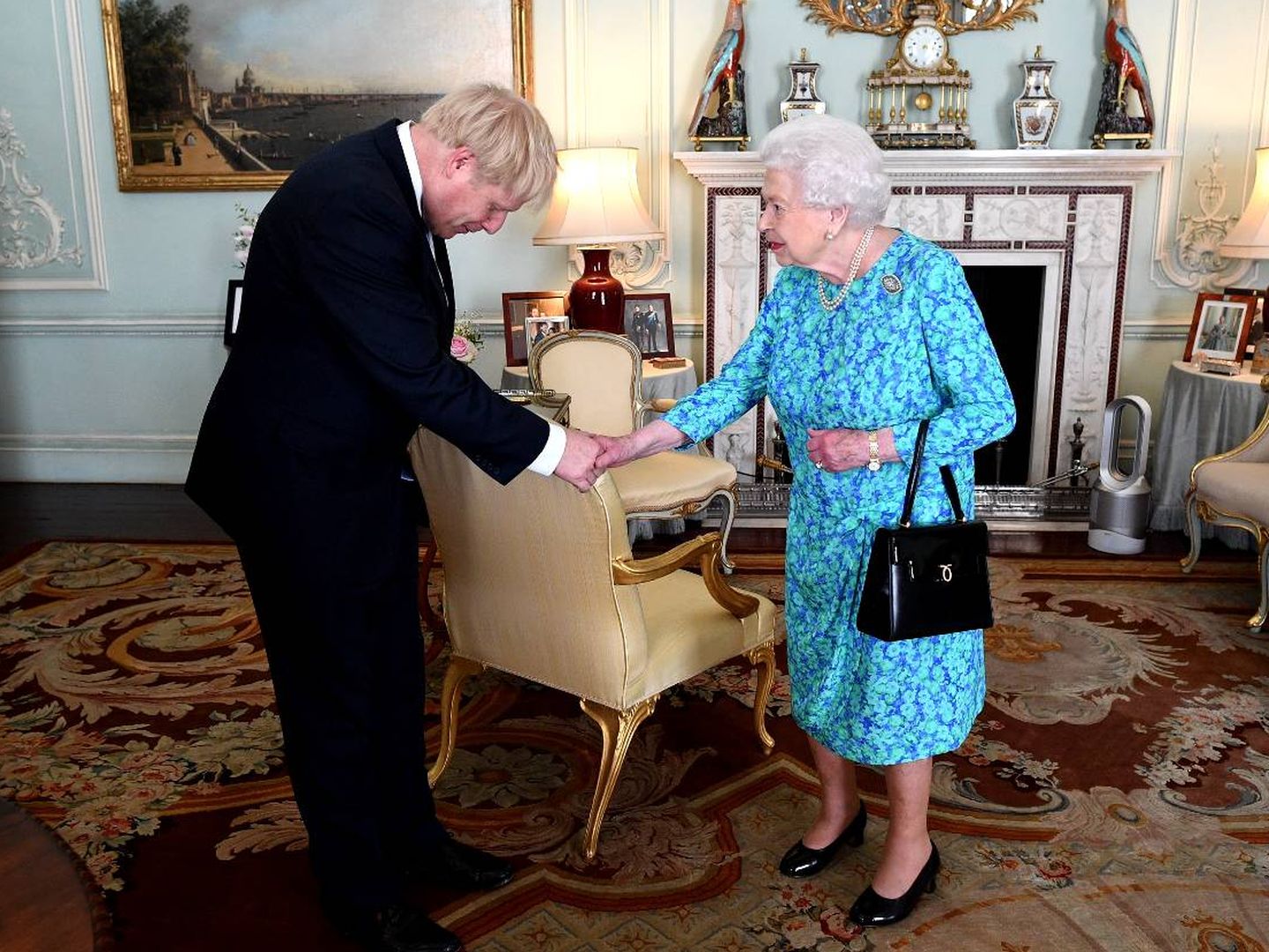  Isabel II recibiendo al premier. (Getty)