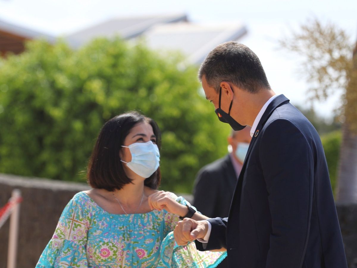 Foto: El presidente del Gobierno, Pedro Sánchez, saluda a la ministra de Política Territorial, Carolina Darias, durante una vista a Lanzarote el pasado verano. (EFE)