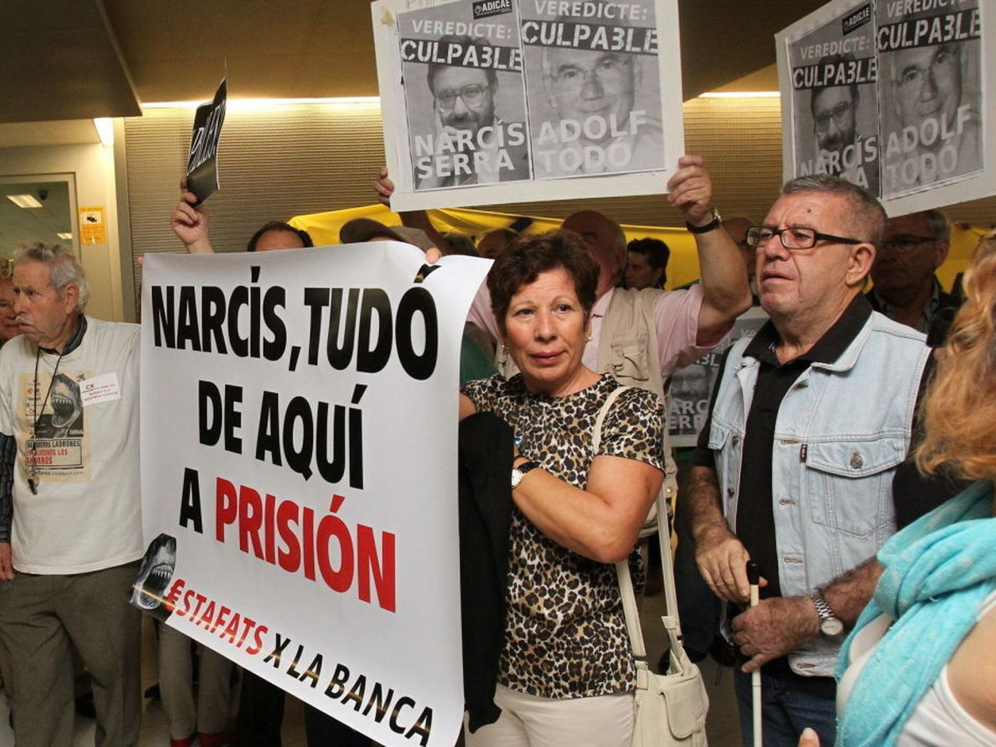 Serra y todó declaran en el juzgado por sobresueldos en caixa catalunya ante la protesta de afectados por las preferentes