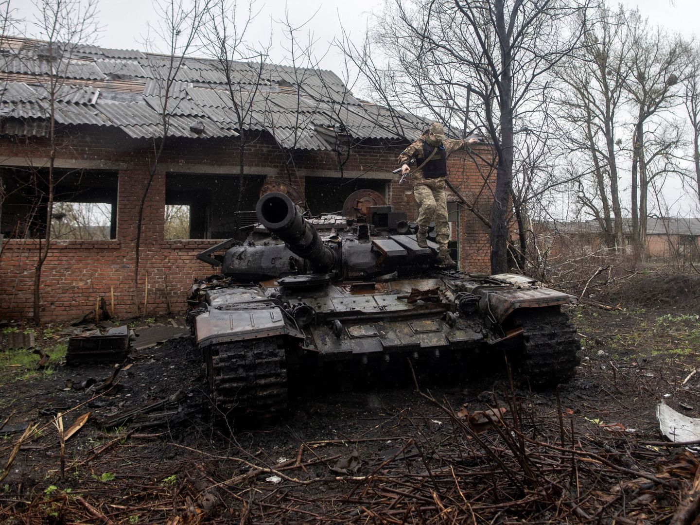 Soldado ucraniano salta de un tanque ruso destruido. (Reuters)