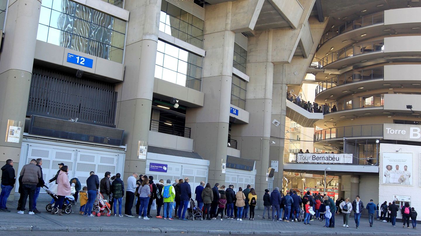 Largas colas en el Santiago Bernabéu antes de la final de la Copa Libertadores  (EFE/Eduardo Oyana)
