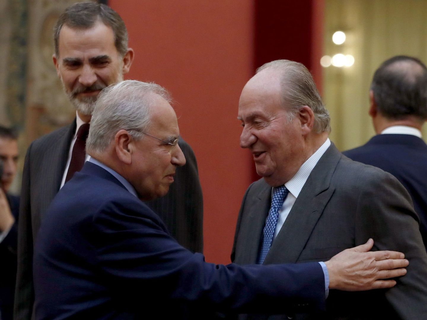 El rey Juan Carlos conversa con el miembro del consejo asesor de las Cortes Generales Alfonso Guerra.