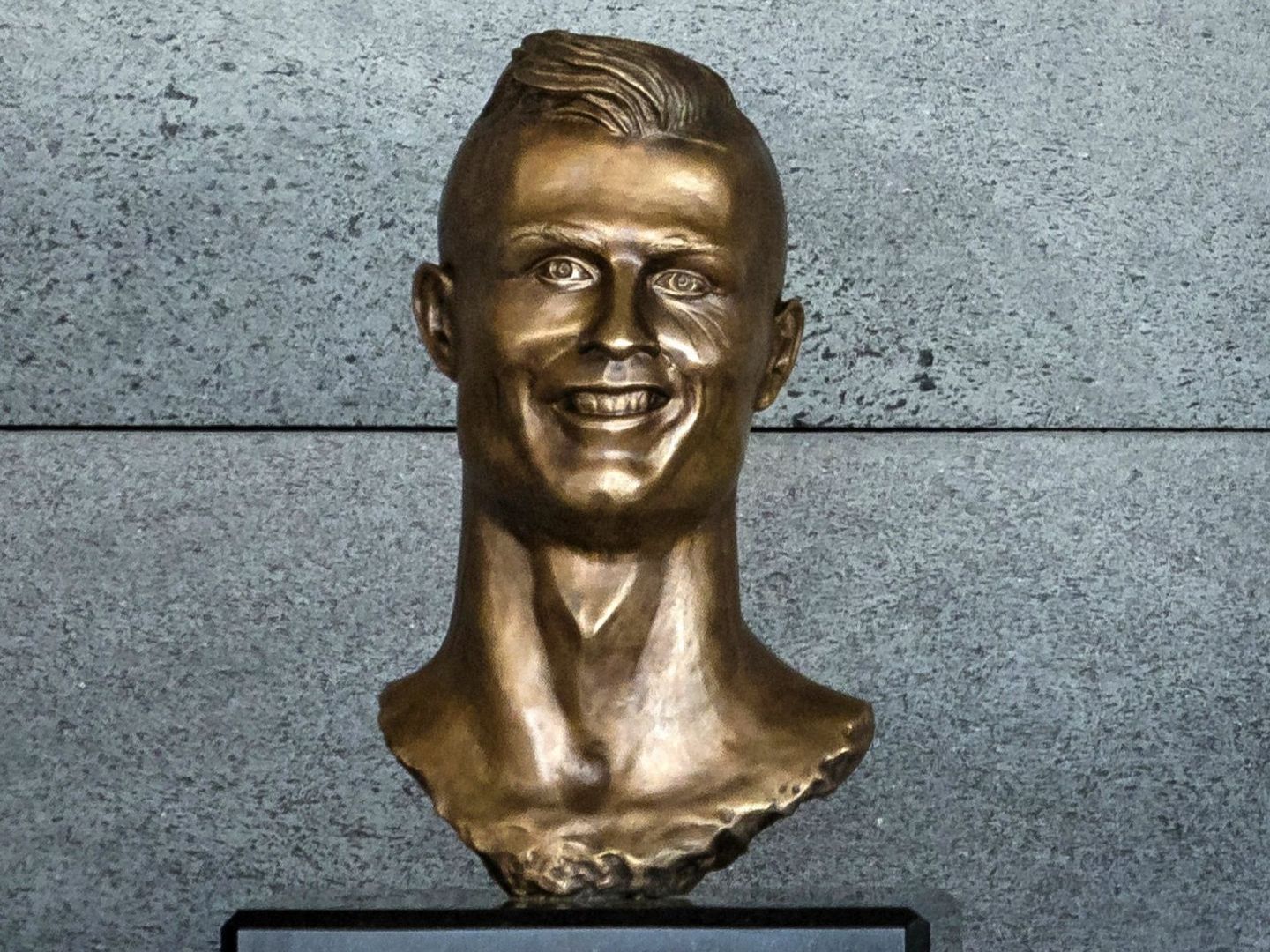 Busto original de Cristiano Ronaldo en el aeropuerto de Madeira (EFE/Gregorio Cunha)