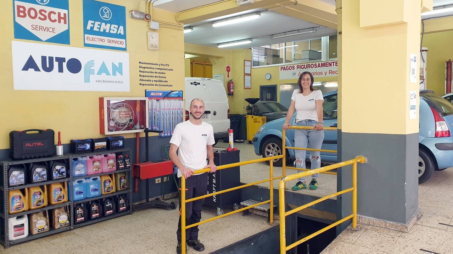 Agustina Patiño y su pareja en su taller mecánico en Gondomar. (Cedida) 