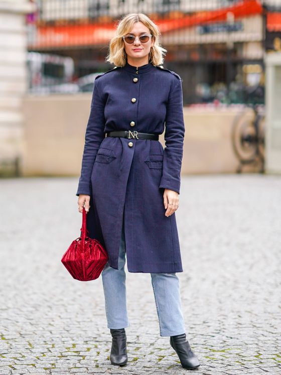 Look del street style con un abrigo azul marino. (Getty)