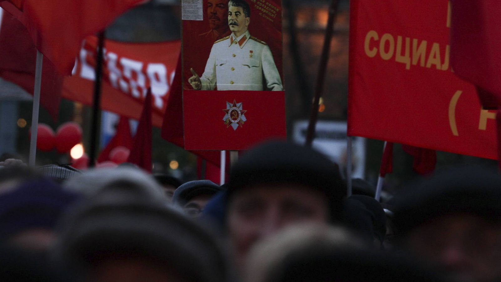 Foto: Miembros del partido comunista sujetan carteles con la foto de Stalin durante la celebración del niversario de la Gran Revolución Socialista de Octubre. (EFE)