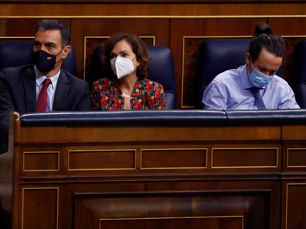 Foto: El presidente del Gobierno, Pedro Sánchez, junto a los vicepresidentes Carmen Calvo y Pablo Iglesias, en el Congreso de los Diputados. (EFE)