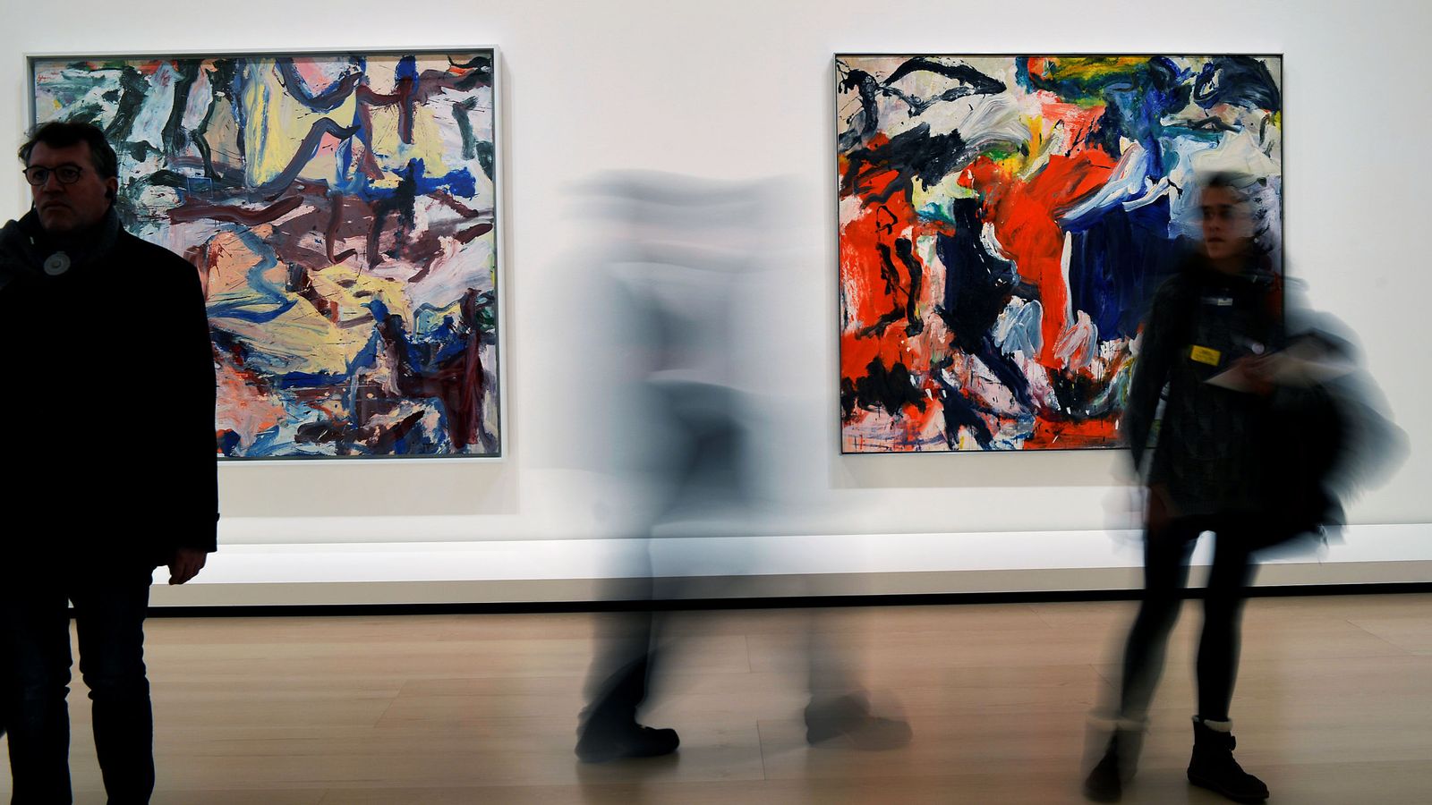 Foto: Dos cuadros de Willem de Kooning en una exposición en el Guggenheim de Bilbao. (Reuters)