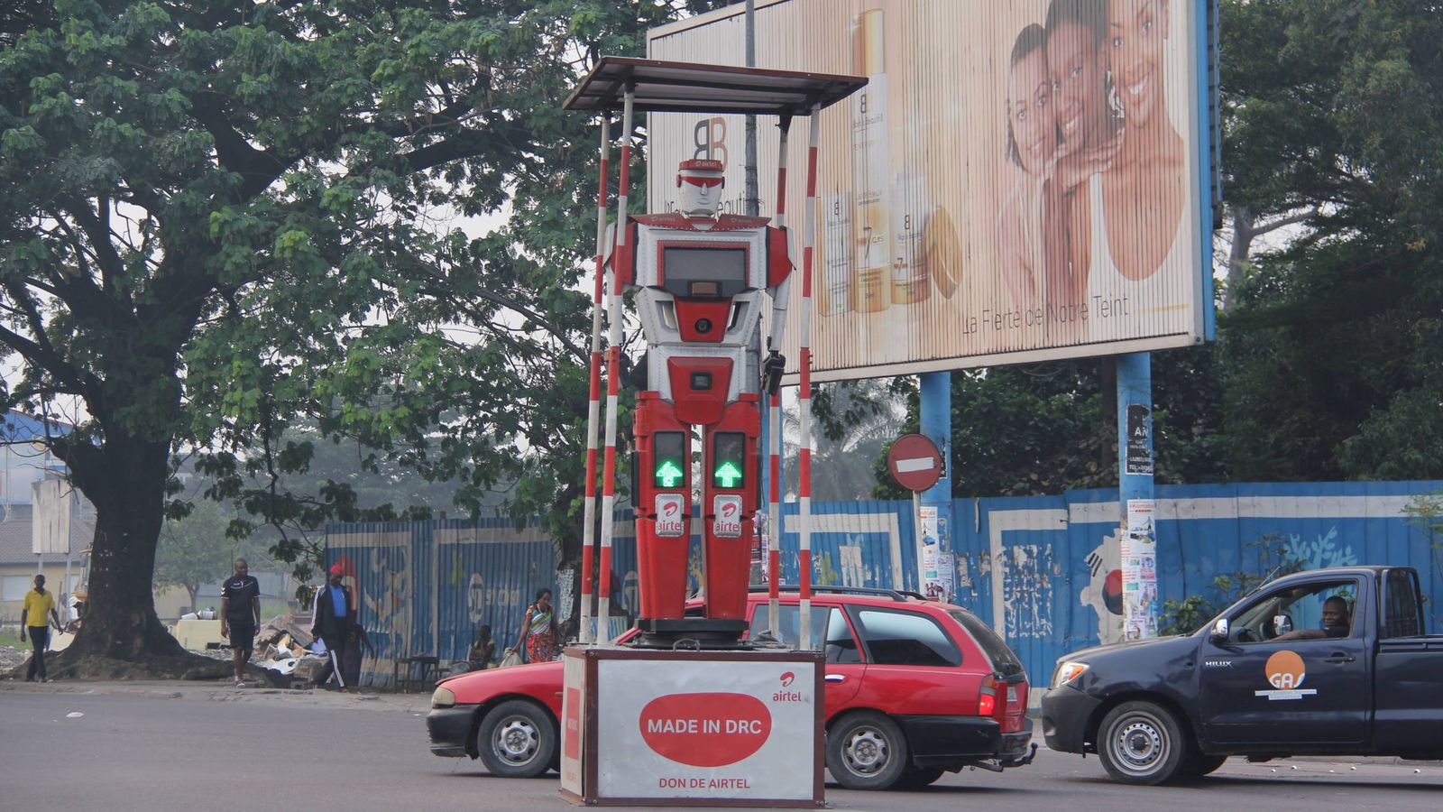Foto: El extraño robot que patrulla el tráfico en Kinshasa (T. Deiros)