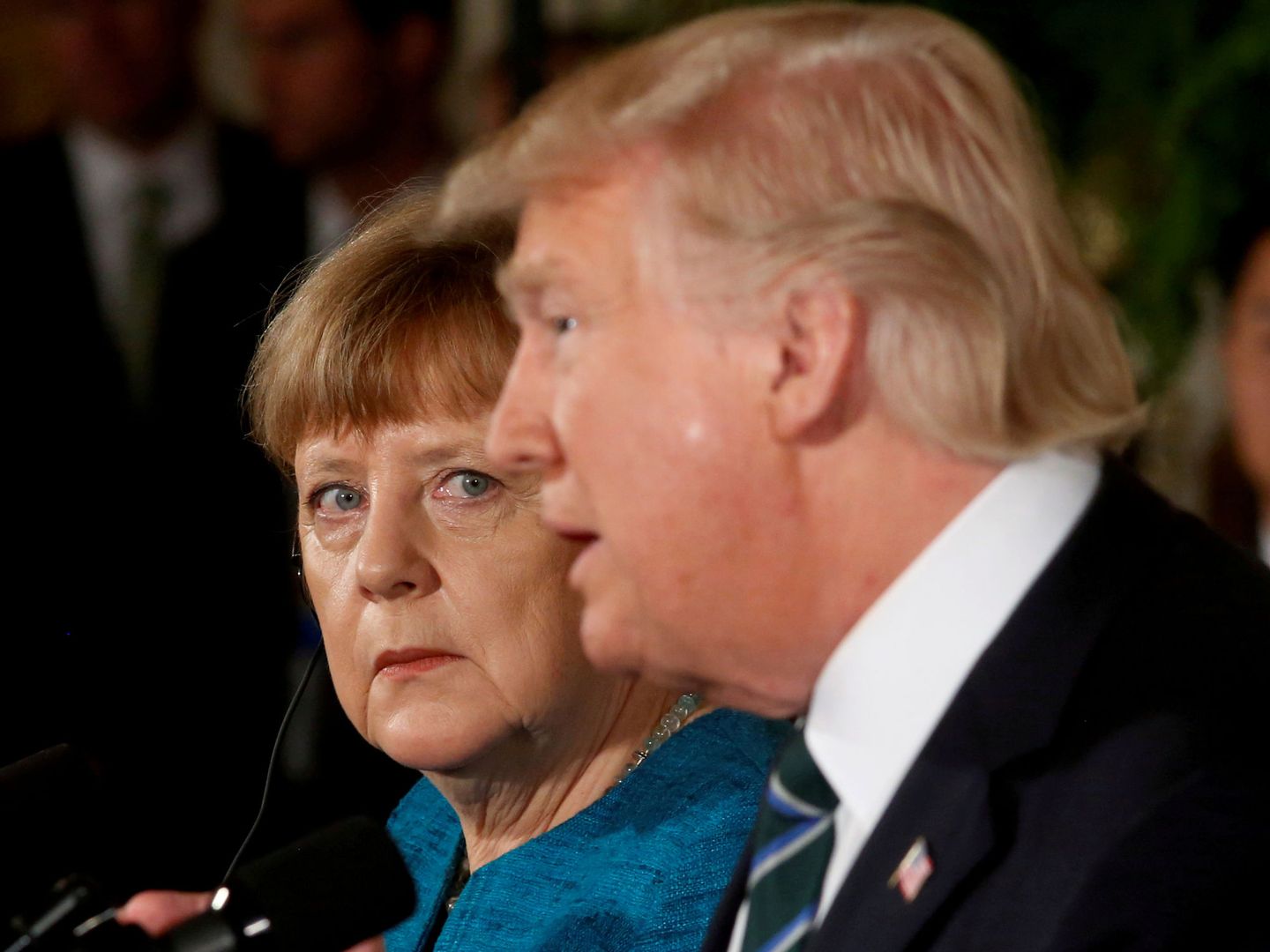 La canciller alemana escucha a Trump durante una rueda de prensa. (Reuters)