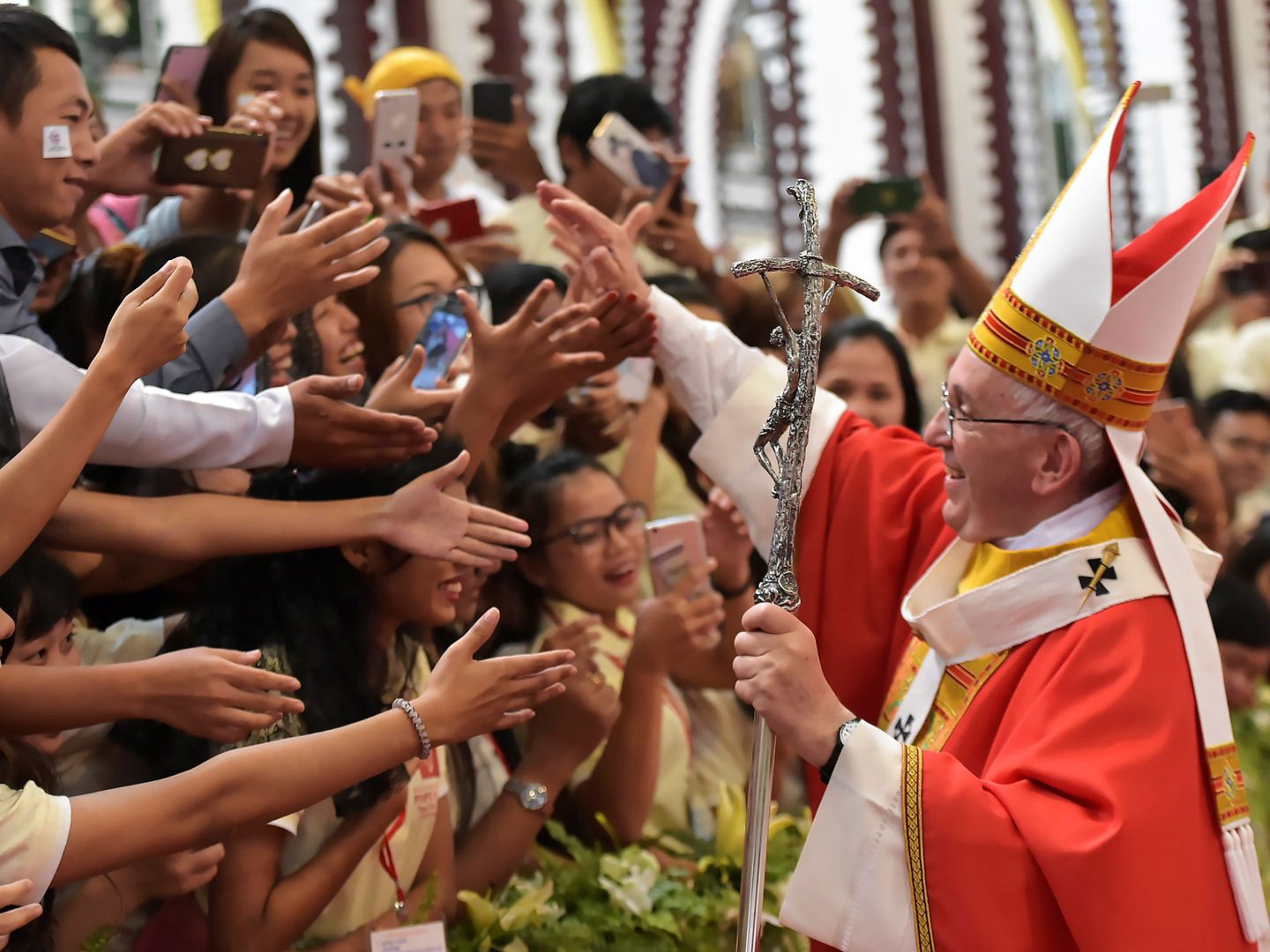 El Papa Francisco bendice a los fieles en la Catedral de Santa María en Yangon, Myanmar, el 30 de noviembre de 2017. (Reuters) 