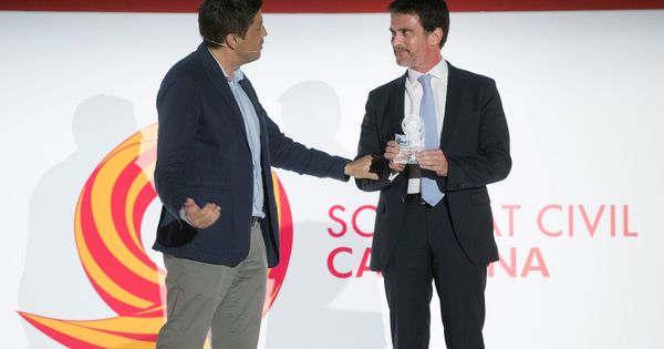 Foto: El presidente de Societat Civil Catalana, José Rosiñol (i), hace entrega del premio al Seny al ex primer ministro de Francia Manuel Valls. (EFE)