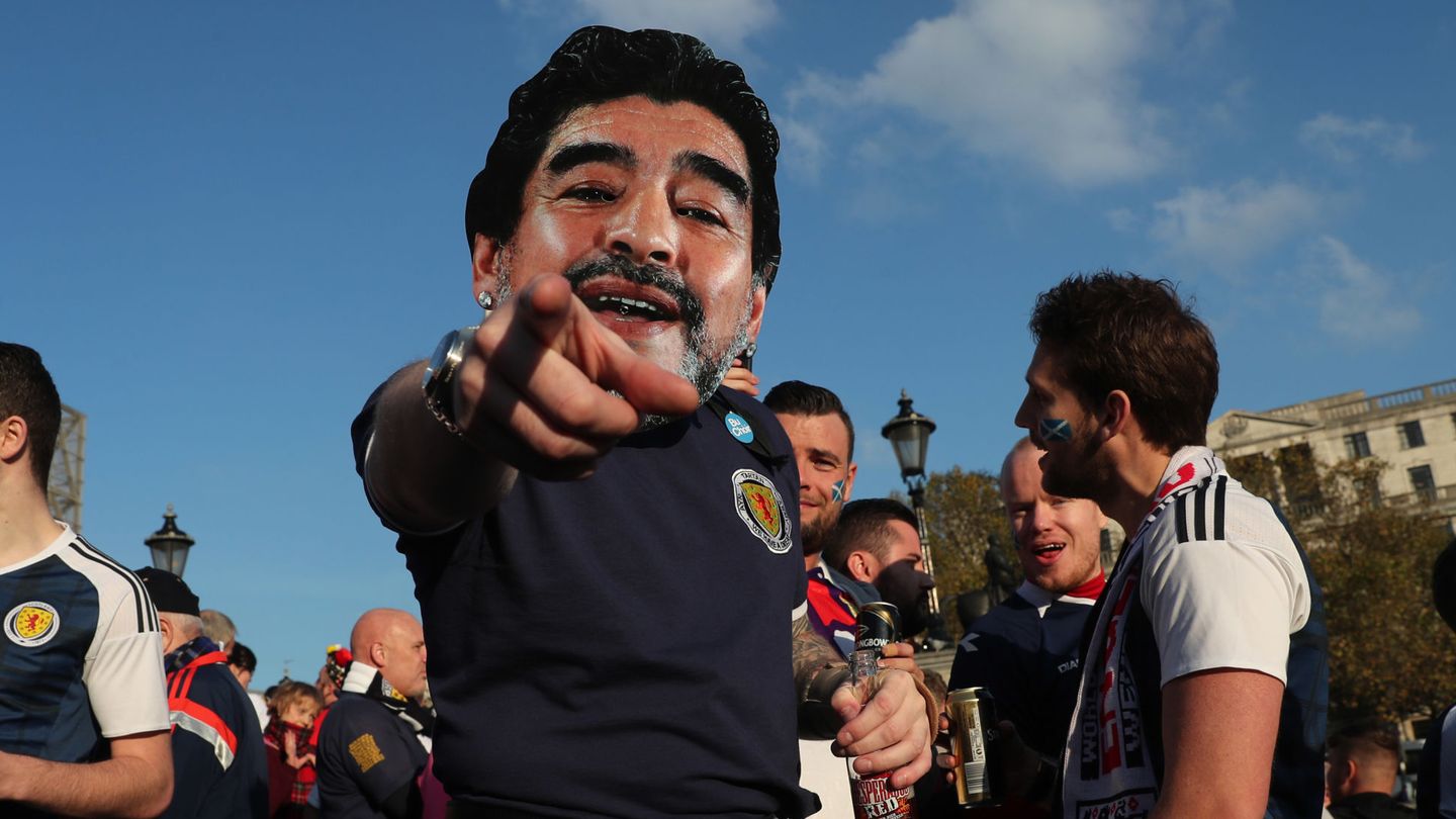Aficionados escoceses portando una careta de Maradona. (Reuters)